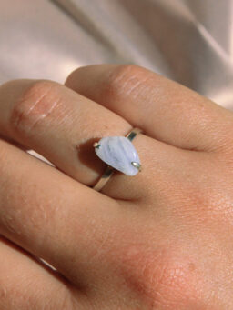Pierścionek z chalcedonem