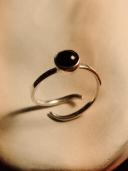 Pierścionek z onyksem - srebro 925
